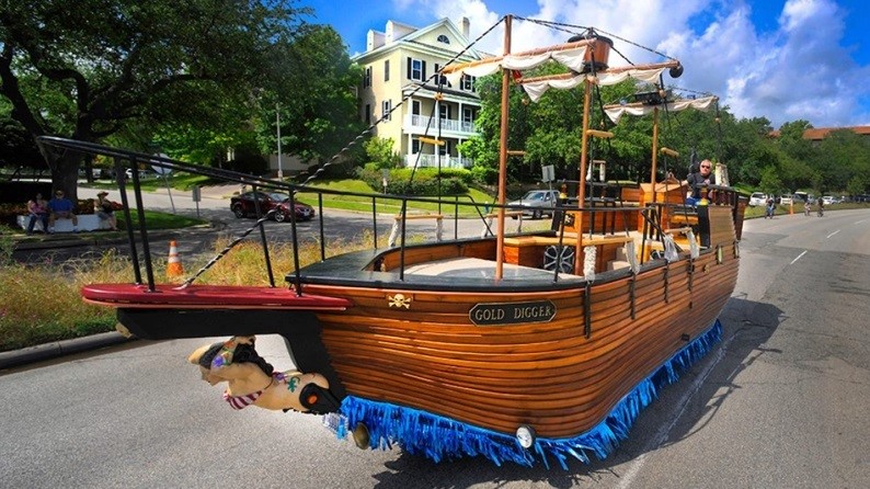 Fun For All - Runaground Gold Digger parade float